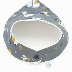 Ouverture et fermeture du bavoir par pression. Finitions de qualités et toucher tout doux.