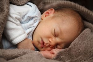 bébé dormant dans une couverture