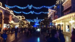 Mainstreet à Disneyland Paris pendant Noël décorée de guirlandes