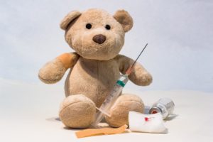 ours en peluche avec seringue et pansement