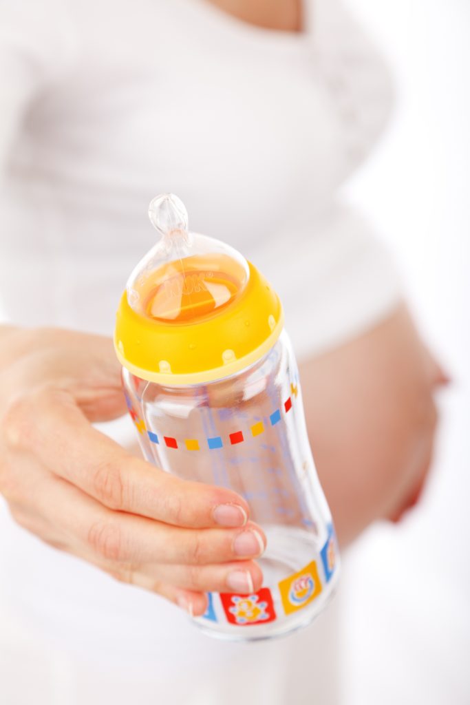 biberon avec maman enceinte