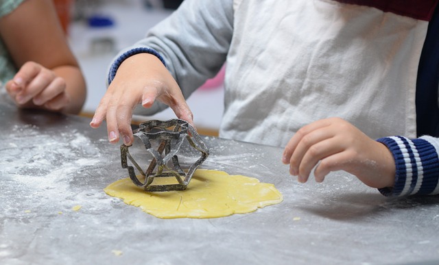 Enfants faisant de la pâtisserie