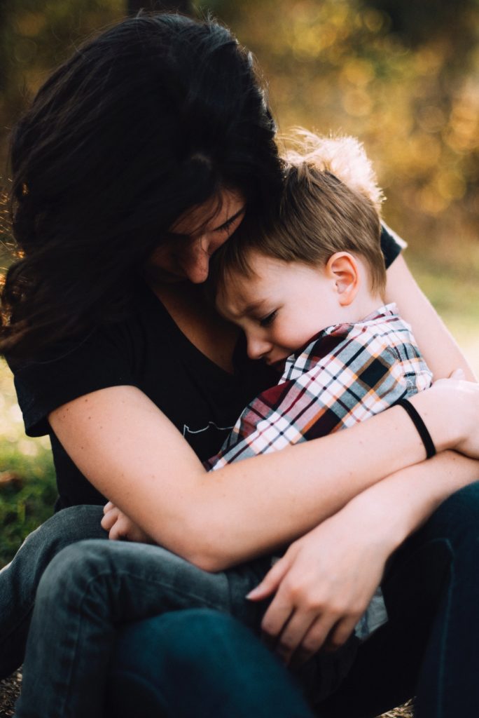 enfant énervé dans les bas de sa mère - trouble de l'attention