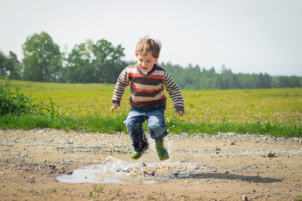 enfant sautant dans une flac