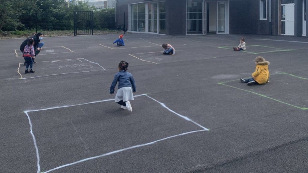 Enfants jouant dans des carrés dans leurs cours pendant le coronavirus